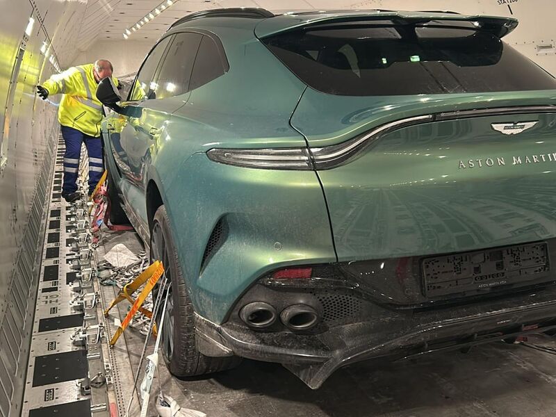 Aston Martin в самолёте